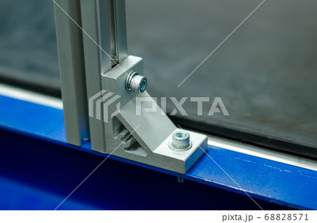 Aluminum frame fixed to the corner with hex screws 68828571