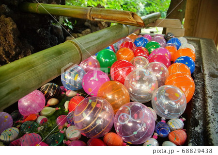 横浜 伊勢山皇大神宮 手水舎・ヨーヨー風船 新裏参道 ( 皇大神宮 ) 神奈川県 横浜市 西区 宮崎 横浜 伊勢山皇大神宮 手水舎・ヨーヨー風船 新裏参道 ( 皇大神宮 ) 神奈川県 横浜市 西区 宮崎 68829438