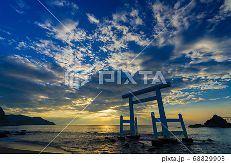 日暮れ時の「桜井二見ヶ浦の夫婦岩」　福岡県糸島市 68829903