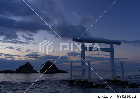 日暮れ時の「桜井二見ヶ浦の夫婦岩」　福岡県糸島市 68829922