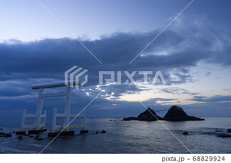 日暮れ時の「桜井二見ヶ浦の夫婦岩」　福岡県糸島市 68829924