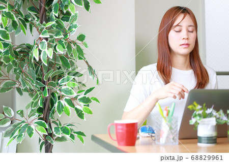 睡魔に襲われるテレワークの女性 68829961