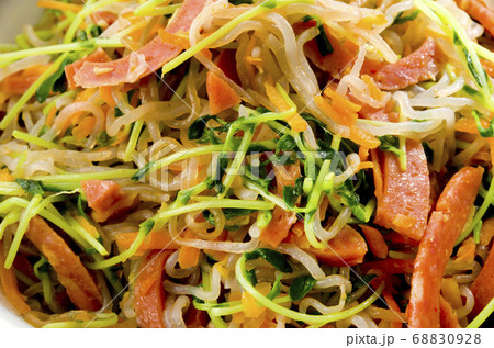 ピリ辛ソーセージと糸蒟蒻の炒め物 68830928