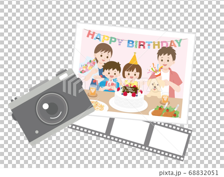誕生日会 お祝いをする家族の写真 68832051