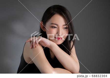 女性　笑う　笑顔　ビューティー 68832364
