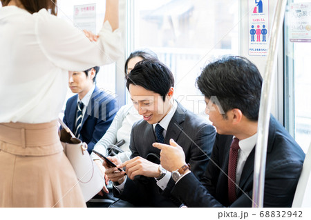 電車の中でスマホを見るビジネスマン　撮影協力「京王電鉄株式会社」 68832942