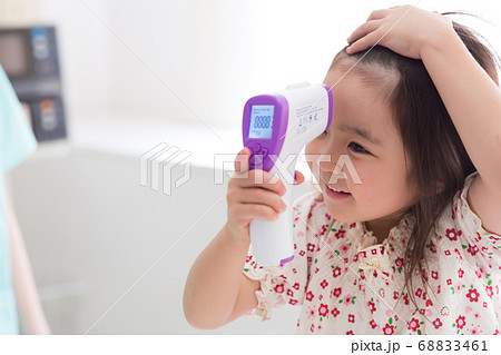 熱を計る幼児の写真素材 6461
