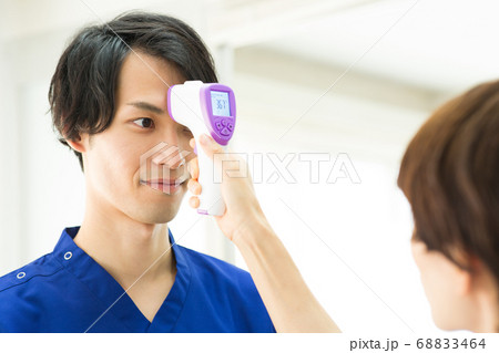 熱を計ってもらう看護師さん 68833464