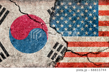 国際紛争 政治対立 汚れた国旗イラスト アメリカ Usa Vs 韓国 ひび割れたコンクリートのイラスト素材 6744