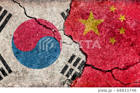 国際紛争 政治対立 汚れた国旗イラスト 韓国 Vs 中国 ひび割れたコンクリートの壁のイラスト素材 6746