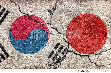 国際紛争 政治対立 汚れた国旗イラスト 日本 Vs 韓国 ひび割れたコンクリートの壁のイラスト素材 6747