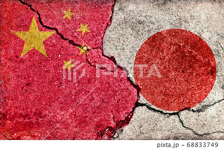 国際紛争 政治対立 汚れた国旗イラスト 日本 Vs 中国 ひび割れたコンクリートの壁のイラスト素材 6749