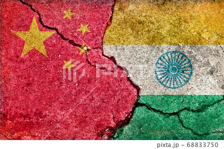 国際紛争 政治対立 汚れた国旗イラスト 中国 Vs インド ひび割れたコンクリートの壁のイラスト素材 6750