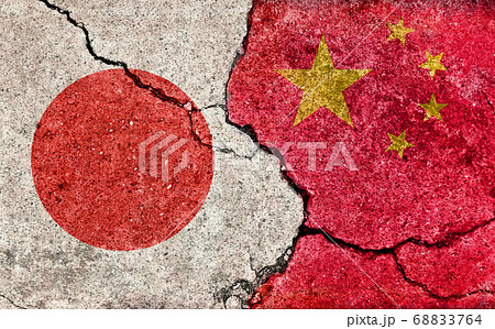 国際紛争 政治対立 汚れた国旗イラスト 日本 Vs 中国 ひび割れたコンクリートの壁のイラスト素材 6764