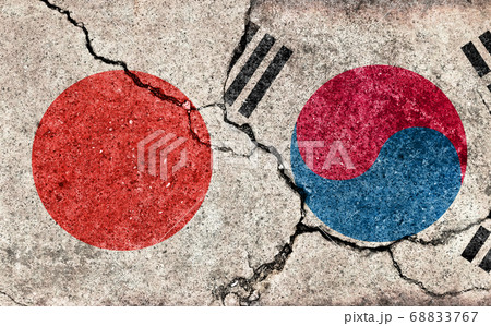 国際紛争 政治対立 汚れた国旗イラスト 日本 Vs 韓国 ひび割れたコンクリートの壁のイラスト素材 6767