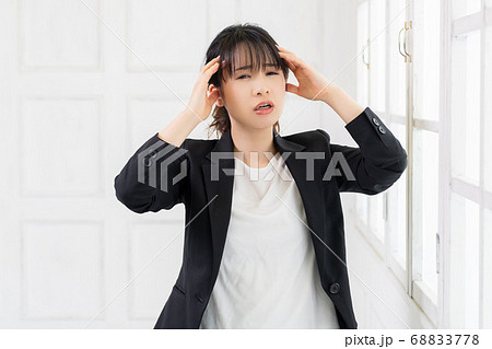 考えるジェスチャーをする若い女性 68833778