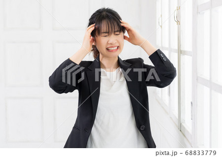 考えるジェスチャーをする若い女性 68833779