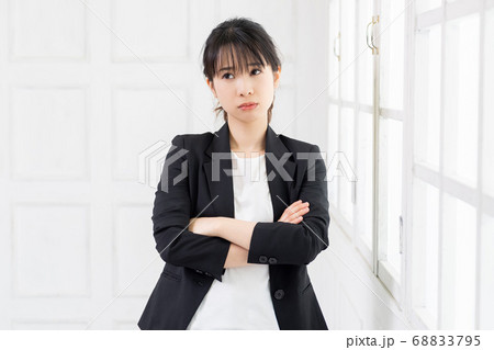 考えるジェスチャーをする若い女性 考えるジェスチャーをする若い女性 68833795