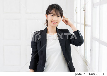 考えるジェスチャーをする若い女性 考えるジェスチャーをする若い女性 68833801