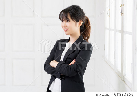 腕組みをする若い女性 腕組みをする若い女性 68833856