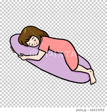 抱き枕に抱きついて眠るワンピースパジャマの女性 抱き枕に抱きついて眠るワンピースパジャマの女性 68833958
