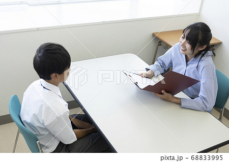 面談中の中学生 68833995