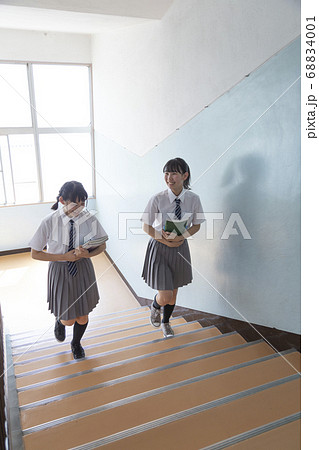 階段を上る中学生 68834001