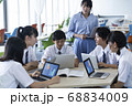 グループワークをする中学生 68834009