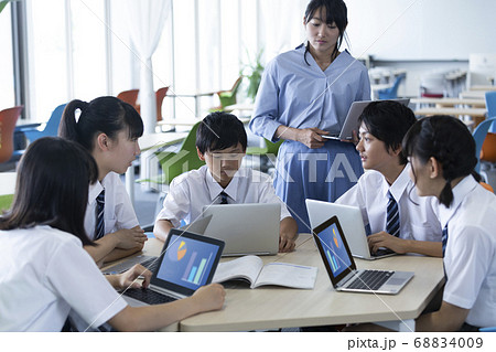 グループワークをする中学生 グループワークをする中学生 68834009