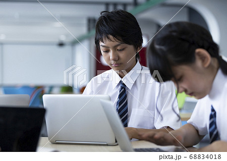 グループワークをする中学生 グループワークをする中学生 68834018
