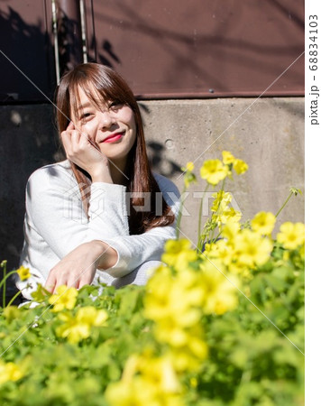 お花と女性 お花と女性 68834103