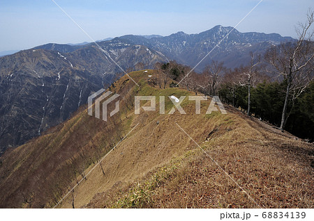 足尾　太平山山頂西側から太平山南西尾根上部と渡良瀬川源流の山々を見る 68834139
