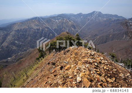 足尾 太平山南西尾根上部から太平山南西尾根とと渡良瀬川源流の山々を見る 足尾 太平山南西尾根上部から太平山南西尾根とと渡良瀬川源流の山々を見る 68834143