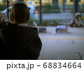 路上ライブを見守る彼女 68834664
