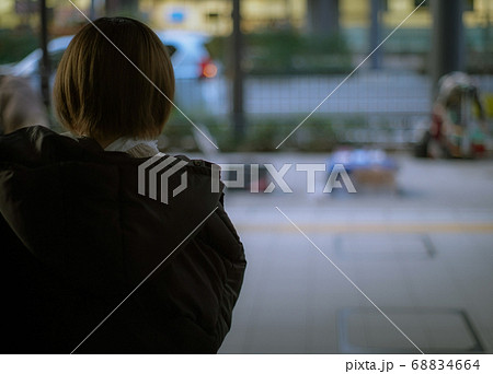 路上ライブを見守る彼女 68834664
