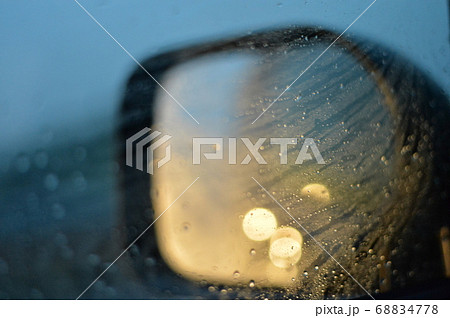 雨の中走る車のサイドミラー 雨の中走る車のサイドミラー 68834778