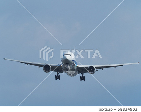 大阪国際空港に着陸するボーイング777-300 大阪国際空港に着陸するボーイング777-300 68834903