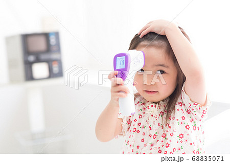 熱を計る幼児の写真素材