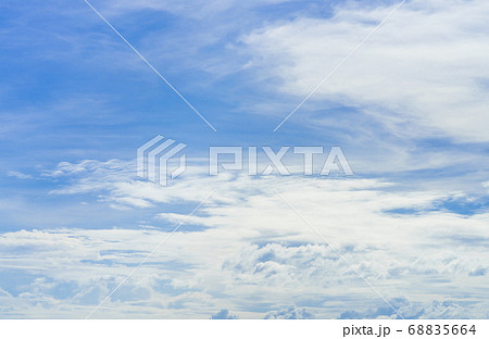 爽やかな夏の空 青い空・白い雲_背景素材 爽やかな夏の空 青い空・白い雲_背景素材 68835664