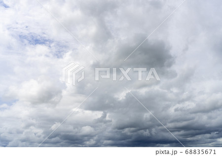 爽やかな夏の空　青い空・白い雲_背景素材 68835671