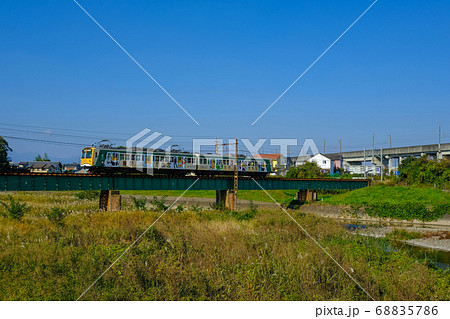 烏川を渡る上信電鉄の車両 68835786