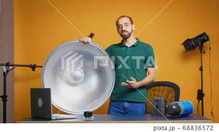 Presentation of silver beauty dish 68836572
