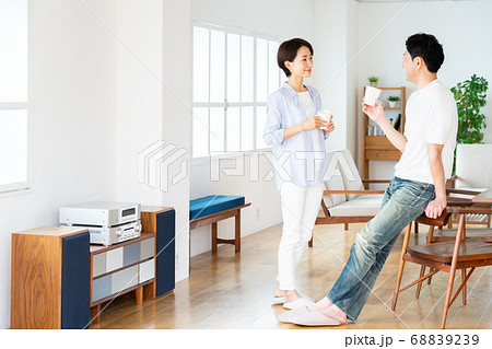 夫婦　カップル　リビング　ライフスタイル 68839239