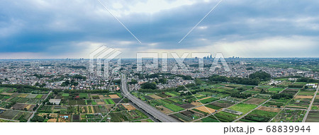 空撮　梅雨空と新見沼大橋有料道路 68839944