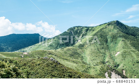 毛無峠の風景(毛無峠・破風岳・土鍋山を望む) 毛無峠の風景(毛無峠・破風岳・土鍋山を望む) 68840153
