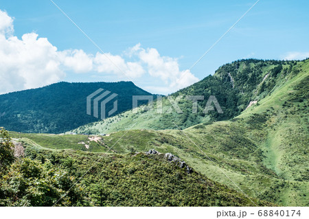 毛無峠の風景(毛無峠・破風岳・土鍋山を望む) 毛無峠の風景(毛無峠・破風岳・土鍋山を望む) 68840174
