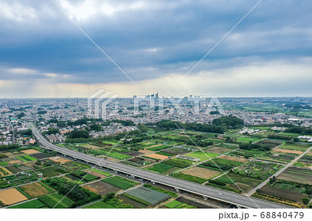 空撮 梅雨空と新見沼大橋有料道路 空撮 梅雨空と新見沼大橋有料道路 68840479