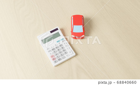 平面上に置かれた自動車のおもちゃと電卓のCGによるフォトリアルなイラスト 平面上に置かれた自動車のおもちゃと電卓のCGによるフォトリアルなイラスト 68840660