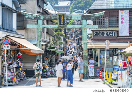 【神奈川県】江ノ島の弁財天仲見世通りと青銅の鳥居 68840840