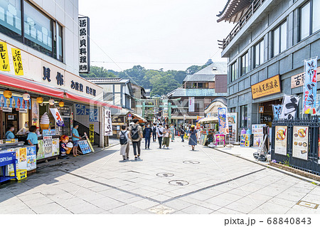 【神奈川県】江ノ島の弁財天仲見世通りと青銅の鳥居 【神奈川県】江ノ島の弁財天仲見世通りと青銅の鳥居 68840843